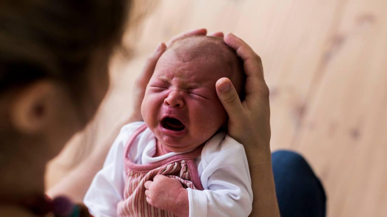 Ağlayan bebeği 5 dakikada sakinleştirme yöntemi!