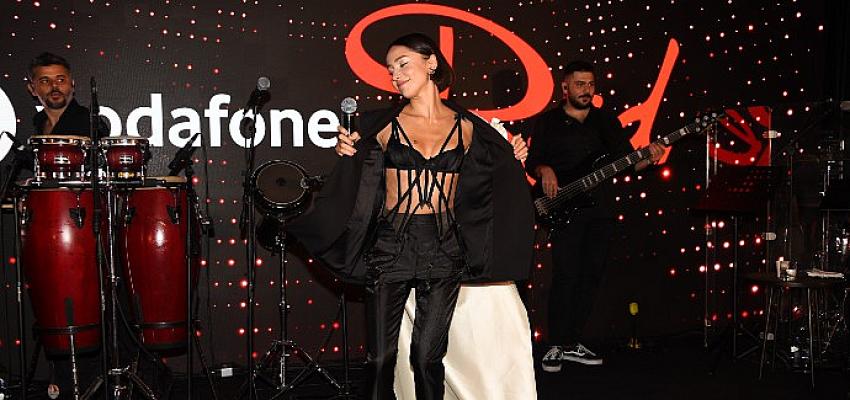 Zeynep Bastık’tan Vodafone Red İşbirliğiyle Yeni Akustik Performans Serisi