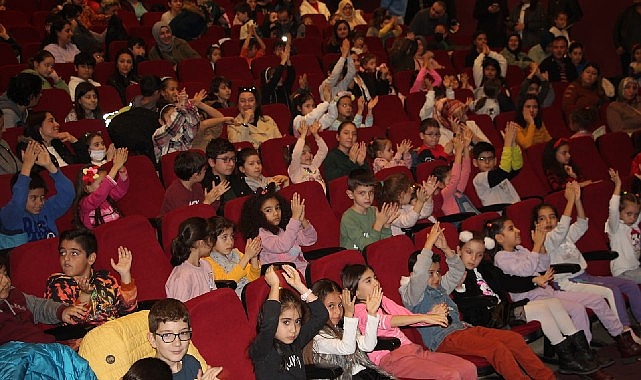 Aydın Büyükşehir Belediyesi Şehir Tiyatrosu tarafından düzenlenen “Hepimiz Biriz!” adlı oyun çocuklarla buluştu
